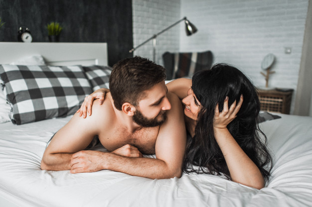 Jak rozwiązać problemy łóżkowe w związku? Poradnik dla par 2021